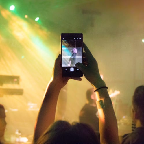 Person, Die Smartphone Innerhalb Der Leiste Hält