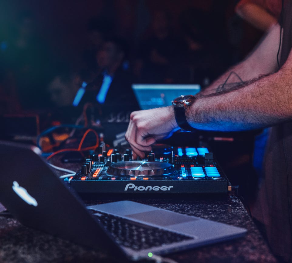 Person, Die Dj Turntable Spielt
